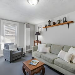 Cozy & Warm 2nd Flr Mid Term Rental