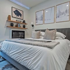 Stylish King Suite-FP-Hot Tub-Walk to All In OT