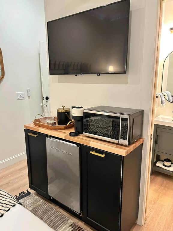 1123 Woodside-STUDIO